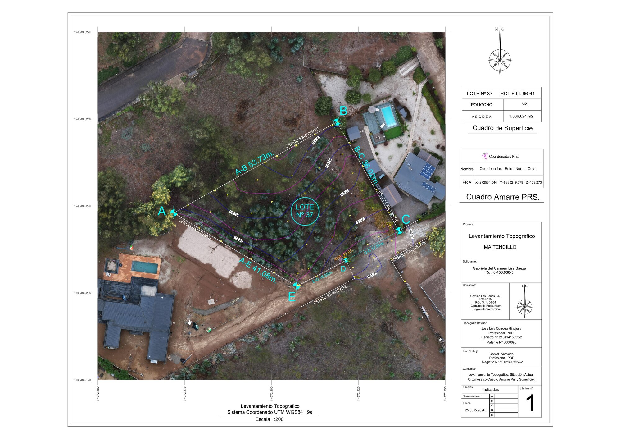 El mismo plano topográfico sobre el ortomosaico aéreo del terreno